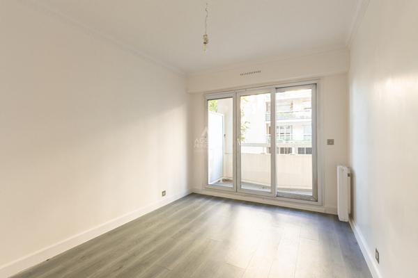 PARIS 18 EME- RUE VAUVENARGUES - ENTRE JULES JOFFRIN ET GUY MOQUET. 556 500 € **  - Référence  6779-SB