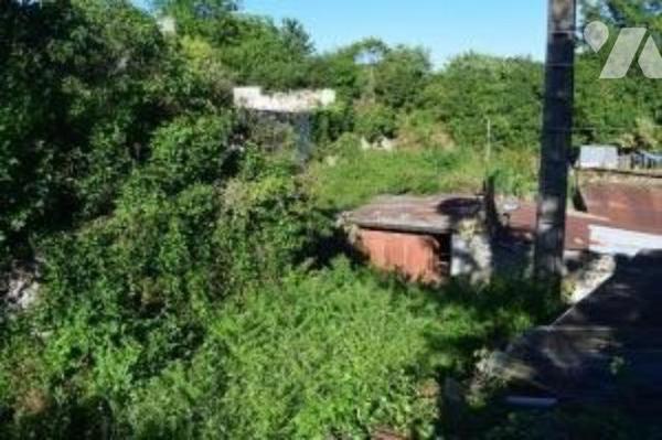 MAISON DE VILLE A RESTAURER Sur les hauteurs de Chinon, maison ancienne comprenant au rez-de-ch...