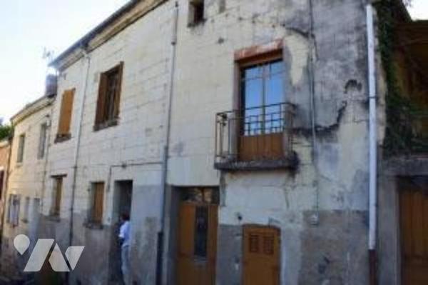 MAISON DE VILLE A RESTAURER Sur les hauteurs de Chinon, maison ancienne comprenant au rez-de-ch...