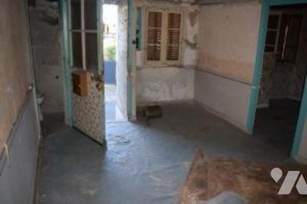 MAISON DE VILLE A RESTAURER Sur les hauteurs de Chinon, maison ancienne comprenant au rez-de-ch...