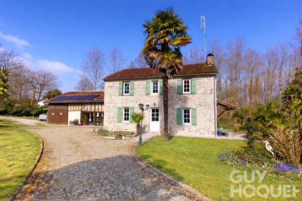 Maison de caractère en pierres apparentes 158 m² avec piscine et dépendance