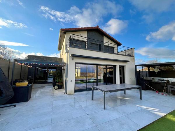 Maison contemporaine de 2021 avec piscine et superbe vue sur la base nautique de Montrevel-en-Bresse..