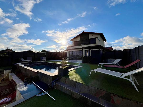 Maison contemporaine de 2021 avec piscine et superbe vue sur la base nautique de Montrevel-en-Bresse..