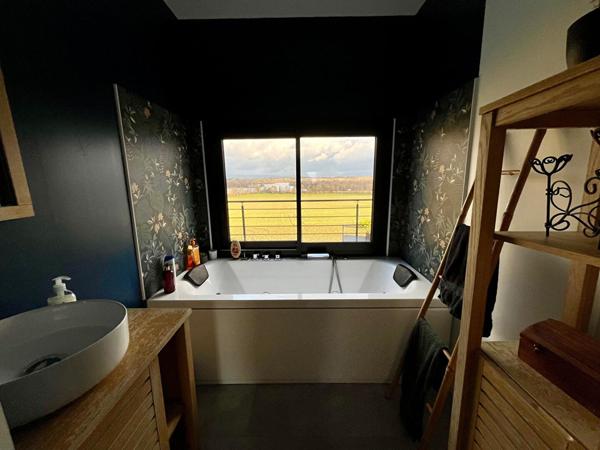 Maison contemporaine de 2021 avec piscine et superbe vue sur la base nautique de Montrevel-en-Bresse..