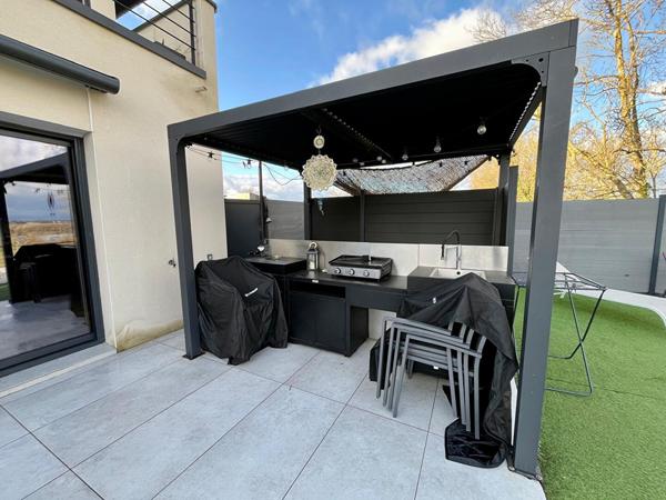 Maison contemporaine de 2021 avec piscine et superbe vue sur la base nautique de Montrevel-en-Bresse..