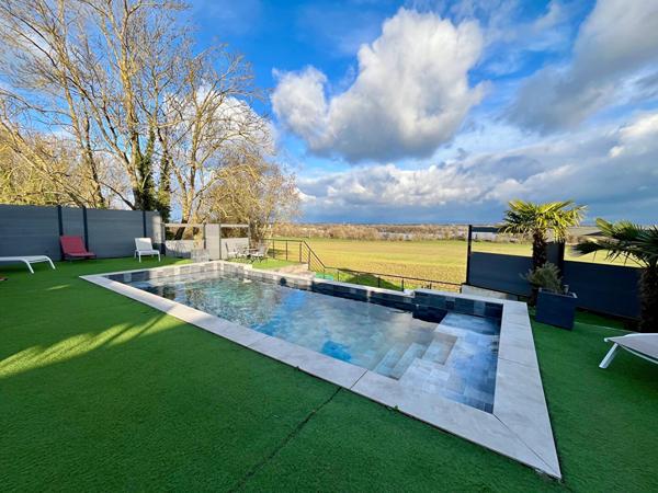 Maison contemporaine de 2021 avec piscine et superbe vue sur la base nautique de Montrevel-en-Bresse..