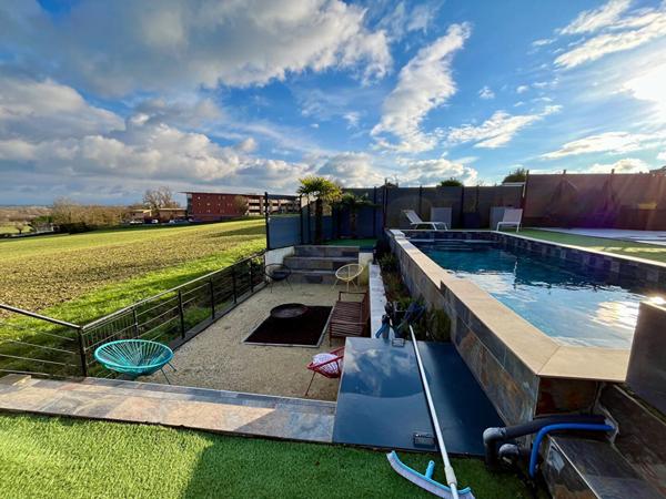 Maison contemporaine de 2021 avec piscine et superbe vue sur la base nautique de Montrevel-en-Bresse..