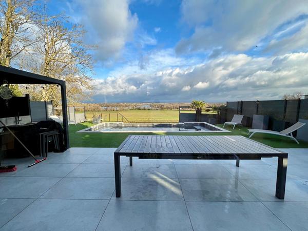 Maison contemporaine de 2021 avec piscine et superbe vue sur la base nautique de Montrevel-en-Bresse..