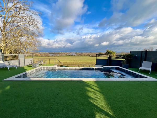 Maison contemporaine de 2021 avec piscine et superbe vue sur la base nautique de Montrevel-en-Bresse..