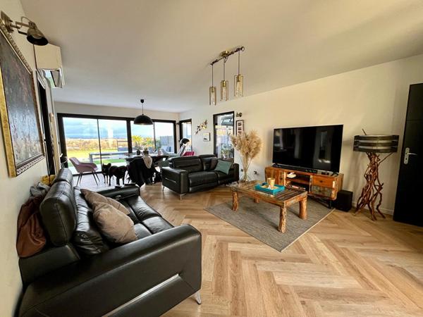 Maison contemporaine de 2021 avec piscine et superbe vue sur la base nautique de Montrevel-en-Bresse..