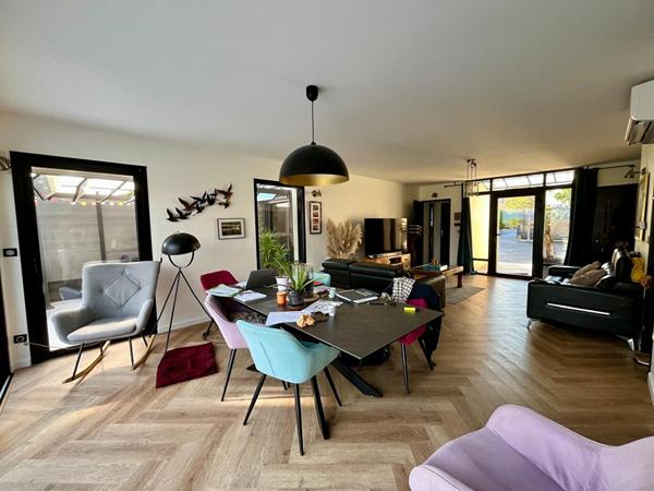 Maison contemporaine de 2021 avec piscine et superbe vue sur la base nautique de Montrevel-en-Bresse..