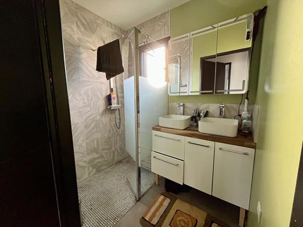 Maison contemporaine de 2021 avec piscine et superbe vue sur la base nautique de Montrevel-en-Bresse..