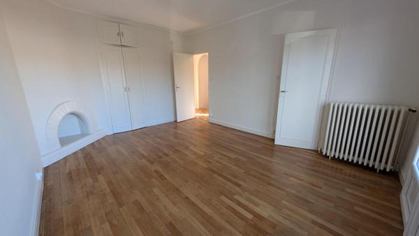 Brive La Gaillarde MAISON T4 d'environ 110m² , habitable  de suite, avec 2 GARAGES INDEPENDANTS de 30m²