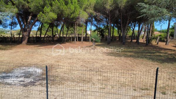 À seulement quelques minutes de Pézenas, découvrez ce beau terrain constructible de 1 872 m², situé sur la commune de Lézignan-la-Cèbe, dans un environnement agréable et recherché.

Entièrement viabilisé, clôturé et arboré, ce terrain offre un cadre idéal pour concrétiser votre projet de construction, avec une belle superficie permettant d'imaginer une maison confortable, de beaux espaces extérieurs, une piscine ou encore des dépendances selon les règles d'urbanisme en vigueur.
Les atouts du terrain

Superficie généreuse de 1 872 m²
Terrain viabilisé
Entièrement clôturé
Terrain déjà arboré, offrant un environnement verdoyant
Belle possibilité d'aménagement extérieur ou de diviser en deux parcelles
Commerces et services médicaux à proximité

Une situation particulièrement pratique

Idéalement situé, vous profitez d'un accès rapide aux principaux pôles du secteur :

Pézenas à environ 5 minutes
Accès autoroutier à environ 5 minutes
Béziers à environ 20 minutes
Cap d'Agde et littoral à environ 20 minutes

Un emplacement intéressant pour profiter à la fois du calme, de la proximité des services et d'un accès rapide aux grands axes et aux plages méditerranéennes.

Une belle parcelle, déjà viabilisée et aménagée, à découvrir pour votre futur projet de construction dans l'Hérault.

Pour davantage de renseignements, connaître les possibilités de construction ou organiser une visite, contactez-moi.