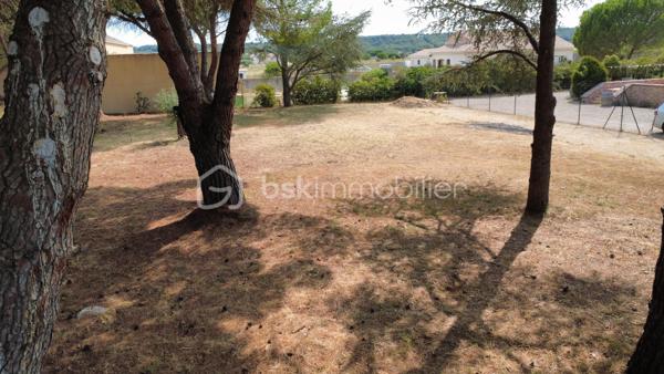 À seulement quelques minutes de Pézenas, découvrez ce beau terrain constructible de 1 872 m², situé sur la commune de Lézignan-la-Cèbe, dans un environnement agréable et recherché.

Entièrement viabilisé, clôturé et arboré, ce terrain offre un cadre idéal pour concrétiser votre projet de construction, avec une belle superficie permettant d'imaginer une maison confortable, de beaux espaces extérieurs, une piscine ou encore des dépendances selon les règles d'urbanisme en vigueur.
Les atouts du terrain

Superficie généreuse de 1 872 m²
Terrain viabilisé
Entièrement clôturé
Terrain déjà arboré, offrant un environnement verdoyant
Belle possibilité d'aménagement extérieur ou de diviser en deux parcelles
Commerces et services médicaux à proximité

Une situation particulièrement pratique

Idéalement situé, vous profitez d'un accès rapide aux principaux pôles du secteur :

Pézenas à environ 5 minutes
Accès autoroutier à environ 5 minutes
Béziers à environ 20 minutes
Cap d'Agde et littoral à environ 20 minutes

Un emplacement intéressant pour profiter à la fois du calme, de la proximité des services et d'un accès rapide aux grands axes et aux plages méditerranéennes.

Une belle parcelle, déjà viabilisée et aménagée, à découvrir pour votre futur projet de construction dans l'Hérault.

Pour davantage de renseignements, connaître les possibilités de construction ou organiser une visite, contactez-moi.