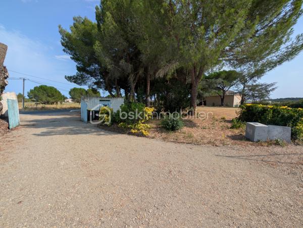 À seulement quelques minutes de Pézenas, découvrez ce beau terrain constructible de 1 872 m², situé sur la commune de Lézignan-la-Cèbe, dans un environnement agréable et recherché.

Entièrement viabilisé, clôturé et arboré, ce terrain offre un cadre idéal pour concrétiser votre projet de construction, avec une belle superficie permettant d'imaginer une maison confortable, de beaux espaces extérieurs, une piscine ou encore des dépendances selon les règles d'urbanisme en vigueur.
Les atouts du terrain

Superficie généreuse de 1 872 m²
Terrain viabilisé
Entièrement clôturé
Terrain déjà arboré, offrant un environnement verdoyant
Belle possibilité d'aménagement extérieur ou de diviser en deux parcelles
Commerces et services médicaux à proximité

Une situation particulièrement pratique

Idéalement situé, vous profitez d'un accès rapide aux principaux pôles du secteur :

Pézenas à environ 5 minutes
Accès autoroutier à environ 5 minutes
Béziers à environ 20 minutes
Cap d'Agde et littoral à environ 20 minutes

Un emplacement intéressant pour profiter à la fois du calme, de la proximité des services et d'un accès rapide aux grands axes et aux plages méditerranéennes.

Une belle parcelle, déjà viabilisée et aménagée, à découvrir pour votre futur projet de construction dans l'Hérault.

Pour davantage de renseignements, connaître les possibilités de construction ou organiser une visite, contactez-moi.