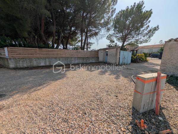 À seulement quelques minutes de Pézenas, découvrez ce beau terrain constructible de 1 872 m², situé sur la commune de Lézignan-la-Cèbe, dans un environnement agréable et recherché.

Entièrement viabilisé, clôturé et arboré, ce terrain offre un cadre idéal pour concrétiser votre projet de construction, avec une belle superficie permettant d'imaginer une maison confortable, de beaux espaces extérieurs, une piscine ou encore des dépendances selon les règles d'urbanisme en vigueur.
Les atouts du terrain

Superficie généreuse de 1 872 m²
Terrain viabilisé
Entièrement clôturé
Terrain déjà arboré, offrant un environnement verdoyant
Belle possibilité d'aménagement extérieur ou de diviser en deux parcelles
Commerces et services médicaux à proximité

Une situation particulièrement pratique

Idéalement situé, vous profitez d'un accès rapide aux principaux pôles du secteur :

Pézenas à environ 5 minutes
Accès autoroutier à environ 5 minutes
Béziers à environ 20 minutes
Cap d'Agde et littoral à environ 20 minutes

Un emplacement intéressant pour profiter à la fois du calme, de la proximité des services et d'un accès rapide aux grands axes et aux plages méditerranéennes.

Une belle parcelle, déjà viabilisée et aménagée, à découvrir pour votre futur projet de construction dans l'Hérault.

Pour davantage de renseignements, connaître les possibilités de construction ou organiser une visite, contactez-moi.