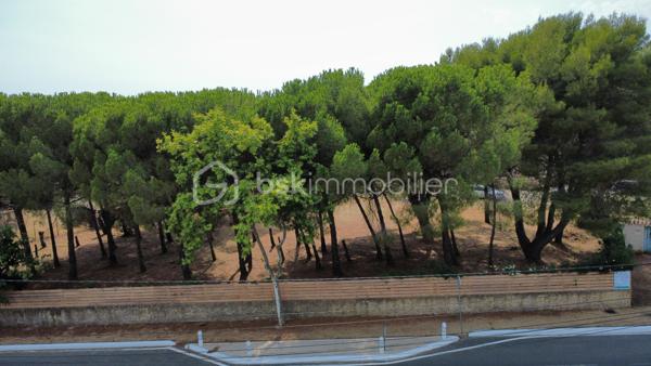 À seulement quelques minutes de Pézenas, découvrez ce beau terrain constructible de 1 872 m², situé sur la commune de Lézignan-la-Cèbe, dans un environnement agréable et recherché.

Entièrement viabilisé, clôturé et arboré, ce terrain offre un cadre idéal pour concrétiser votre projet de construction, avec une belle superficie permettant d'imaginer une maison confortable, de beaux espaces extérieurs, une piscine ou encore des dépendances selon les règles d'urbanisme en vigueur.
Les atouts du terrain

Superficie généreuse de 1 872 m²
Terrain viabilisé
Entièrement clôturé
Terrain déjà arboré, offrant un environnement verdoyant
Belle possibilité d'aménagement extérieur ou de diviser en deux parcelles
Commerces et services médicaux à proximité

Une situation particulièrement pratique

Idéalement situé, vous profitez d'un accès rapide aux principaux pôles du secteur :

Pézenas à environ 5 minutes
Accès autoroutier à environ 5 minutes
Béziers à environ 20 minutes
Cap d'Agde et littoral à environ 20 minutes

Un emplacement intéressant pour profiter à la fois du calme, de la proximité des services et d'un accès rapide aux grands axes et aux plages méditerranéennes.

Une belle parcelle, déjà viabilisée et aménagée, à découvrir pour votre futur projet de construction dans l'Hérault.

Pour davantage de renseignements, connaître les possibilités de construction ou organiser une visite, contactez-moi.