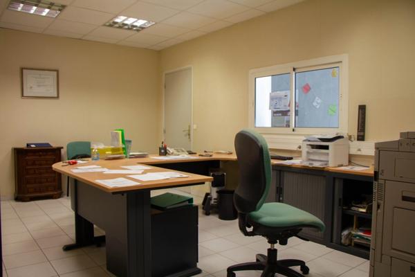 À louer à Lacaune : Grand local industriel de 900 m², idéal pour stockage ou activité professionnelle !