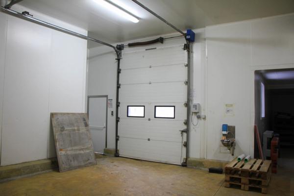 À louer à Lacaune : Grand local industriel de 900 m², idéal pour stockage ou activité professionnelle !