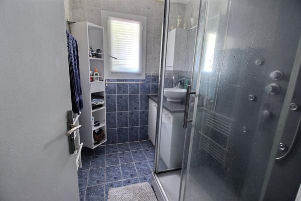 Vitrolles, Maison 5 pièces 106 m2 sur une parcelle d'environ 419m² avec piscine.