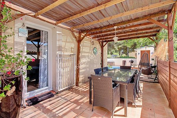 Vitrolles, Maison 5 pièces 106 m2 sur une parcelle d'environ 419m² avec piscine.