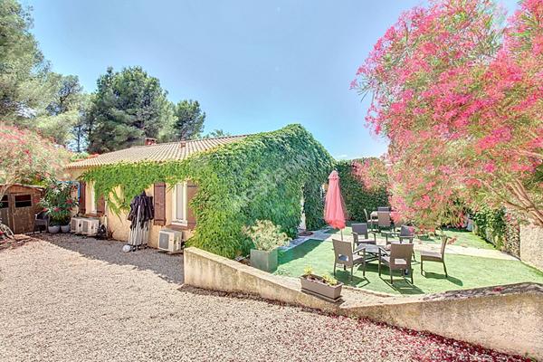 Vitrolles, Maison 5 pièces 106 m2 sur une parcelle d'environ 419m² avec piscine.