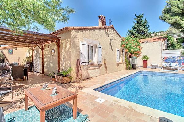 Vitrolles, Maison 5 pièces 106 m2 sur une parcelle d'environ 419m² avec piscine.