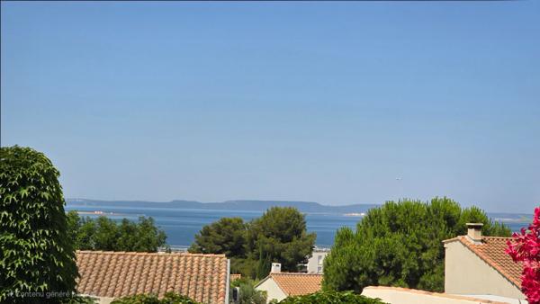 Vitrolles, Maison 5 pièces 106 m2 sur une parcelle d'environ 419m² avec piscine.