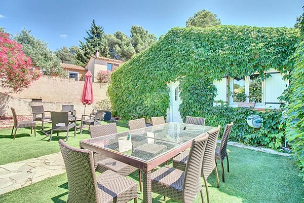 Vitrolles, Maison 5 pièces 106 m2 sur une parcelle d'environ 419m² avec piscine.