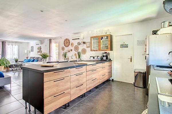 Vitrolles, Maison 5 pièces 106 m2 sur une parcelle d'environ 419m² avec piscine.