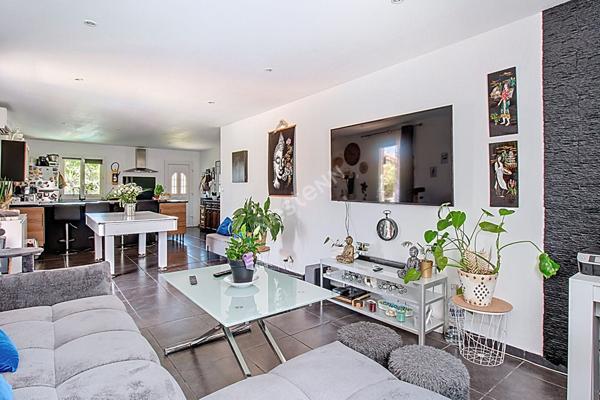 Vitrolles, Maison 5 pièces 106 m2 sur une parcelle d'environ 419m² avec piscine.