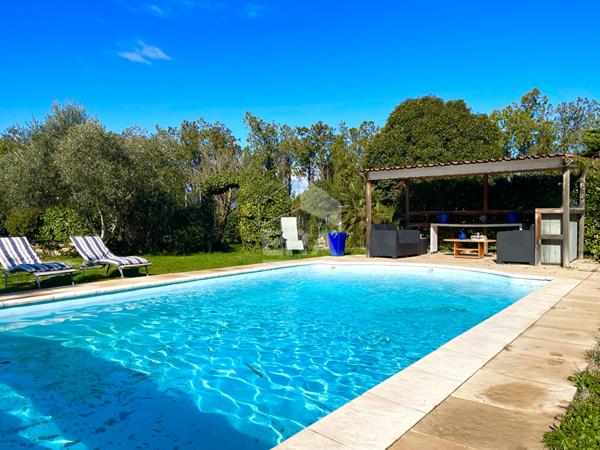 Au fond d'une impasse à Pernes-les-Fontaines ,185 m², superbe jardin 1 600 m² et espaces indépendants