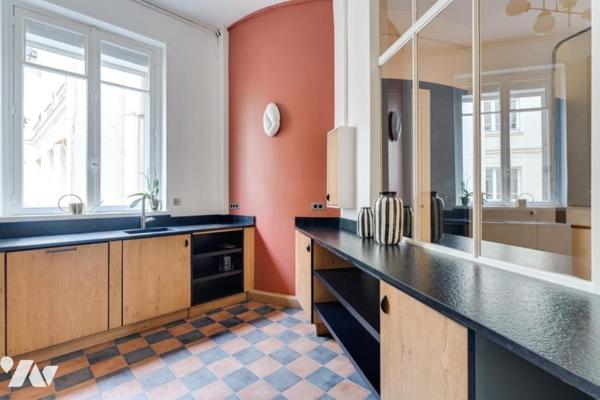PARIS 02 / QUATRE SEPTEMBRE - APPARTEMENT HAUSSMANNIEN 3 PIÈCES RÉNOVÉ & CLIMATISÉ + CAVE