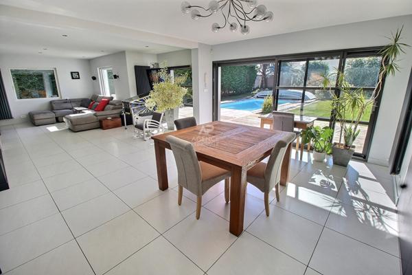 Maison Chapet 8 pièce(s) 208 m2 €625 000 ** - Référence 939