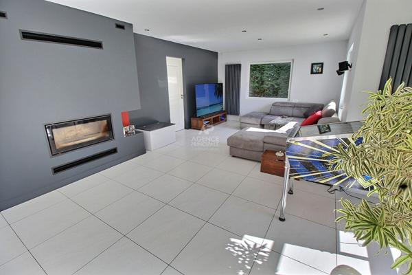 Maison Chapet 8 pièce(s) 208 m2 €625 000 ** - Référence 939