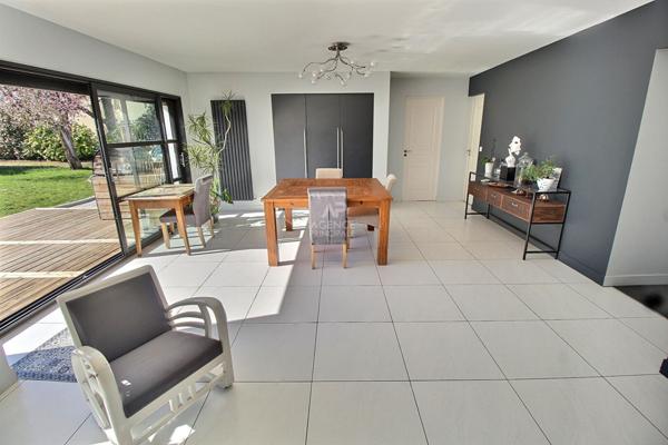 Maison Chapet 8 pièce(s) 208 m2 €625 000 ** - Référence 939