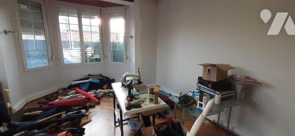 Eu, idéalement situé immeuble à usage professionnel récemment rénové, offrant de beaux volumes ...