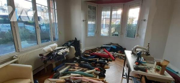 Eu, idéalement situé immeuble à usage professionnel récemment rénové, offrant de beaux volumes ...