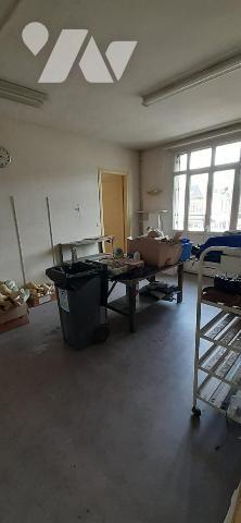 Eu, idéalement situé immeuble à usage professionnel récemment rénové, offrant de beaux volumes ...