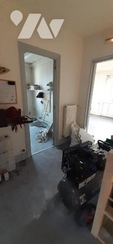 Eu, idéalement situé immeuble à usage professionnel récemment rénové, offrant de beaux volumes ...