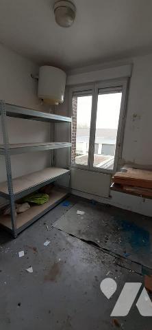 Eu, idéalement situé immeuble à usage professionnel récemment rénové, offrant de beaux volumes ...