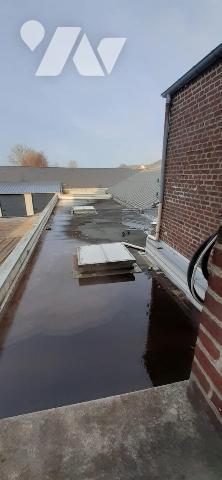 Eu, idéalement situé immeuble à usage professionnel récemment rénové, offrant de beaux volumes ...