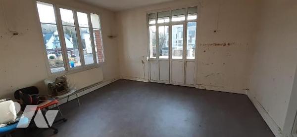 Eu, idéalement situé immeuble à usage professionnel récemment rénové, offrant de beaux volumes ...