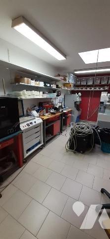 Eu, idéalement situé immeuble à usage professionnel récemment rénové, offrant de beaux volumes ...