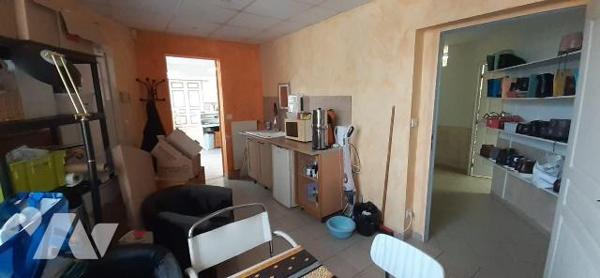 Eu, idéalement situé immeuble à usage professionnel récemment rénové, offrant de beaux volumes ...