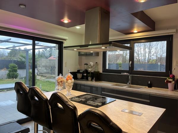 Morestel (38510) MORESTEL, MAISON 150 m² 6 PIECES AVEC PISCINE ET GARAGE DOUBLE