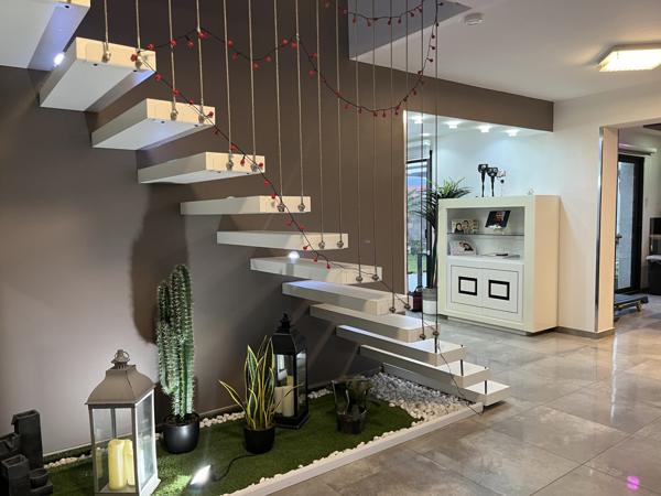 Morestel (38510) MORESTEL, MAISON 150 m² 6 PIECES AVEC PISCINE ET GARAGE DOUBLE