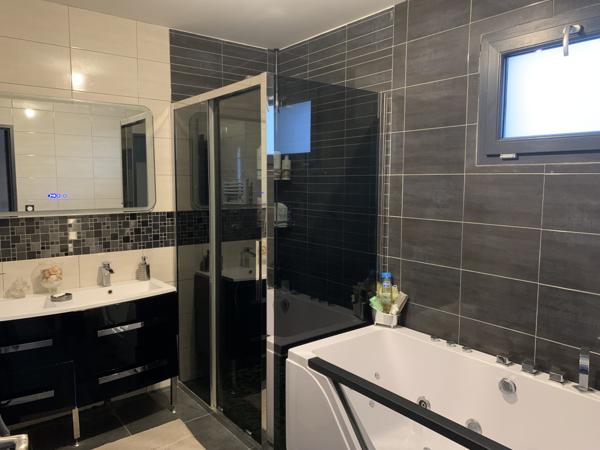 Morestel (38510) MORESTEL, MAISON 150 m² 6 PIECES AVEC PISCINE ET GARAGE DOUBLE