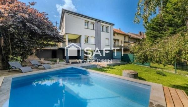maison familiale , comprenant 7 pièces ave cuisine un salon séjour climatisé ,5 chambres dont une suite parentale avec 1 salle d'eau et une salle de bain ,un jardin avec une terrasse et une piscine